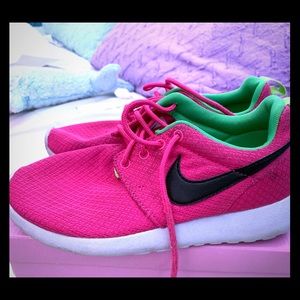 Girls Nike raspberry sneakers